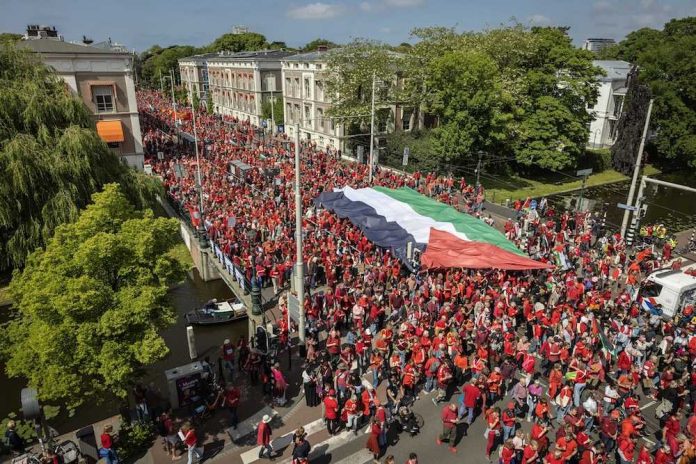Demonstratie ‘Trek de rode lijn’ in Den Haag