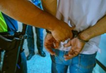 Sospechoso den incidente fatal di trafico deporta sin huicio