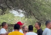 Homber grabando mucha na beach a causa indignacion entre comunidad