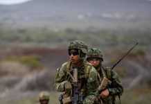 Militarnan di Aruba ta train na Corsou