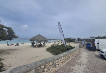 Banderanan di Secrets Hotel riba Baby Beach no ta pa reserva ningun pida di e lama