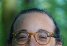 Illay Leon a gradua como Bachelor den Organization, Governance and Management (OGM)