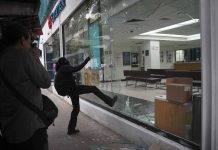 Presidente di Mexico ta yama e marcha contra turismo masal ‘xenofobico’; Critico ta culpa fracaso di gobierno