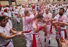 Pamplona ta atrae miles di fiestero pa e festival di core cu toro di San Fermín