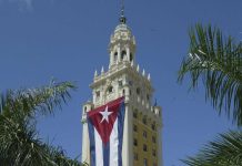 A haci homenahe na Cubanonan den exilio na “Ellis Island of the South” na Miami; Mientras Trump ta intensifica e detencion di migrantenan