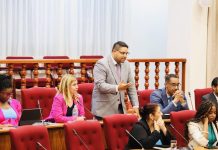 Parlamentario John Hart lo entrega mocion durante tratamento di presupuesto complementario pa implementa control di ley di pensioen