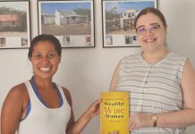 Sandra Boekhoudt a pasa regala su buki, Wealthy Wise Woman, na oficina di Bon Dia Aruba