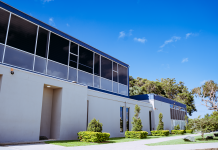 Ciudadanonan den area di playa disgusta pa interupcion di coriente varios biaha den mesun dia