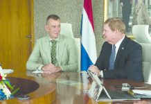 Secretario di Estado Eddie van Marum ta sigura cu Hulanda tin hopi atencion pa e tension entre Venezuela y Merca y su eventual consecuencia pa nos islanan Eddie van Marum