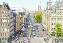 Protesta anti-inmigracion plania na Dam Square di Amsterdam dia 12 di october