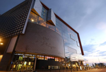 Tivoli ta prohibi bril cu camara despues di incidente unda homber a graba hende muhe den baño