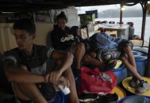 Venezolanonan pusha na peliger nobo den esfuerso pa bolbe nan pais