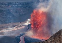 Volcan Kilauea di Hawaii ta haci erupcion cu lava ta sali for di varios entrada