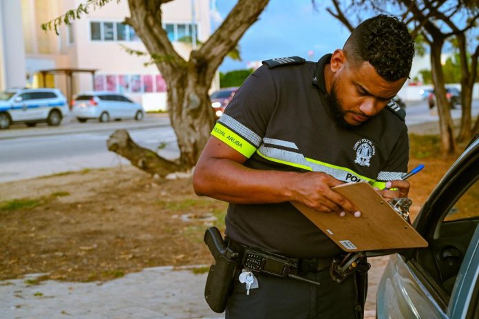 Control policial pisa den Oranjestad 110 boet reparti (1)