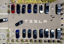 Mayornan di studiante cu a fayece den accidente cu Tesla ta bisa cu fayo den diseño ta causa di keda pega mientras e vehiculo tabata na candela