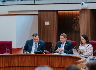 Met 11 stemmen voor keurt het Arubaanse Parlement de Rijkswet HOFA goed