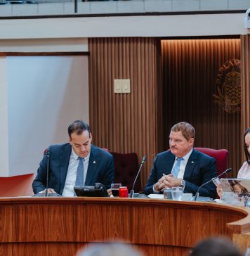 Met 11 stemmen voor keurt het Arubaanse Parlement de Rijkswet HOFA goed