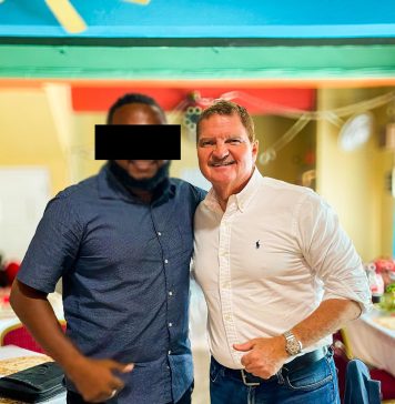 Medewerker van de premier en kandidaat op de AVP-lijst aangehouden voor vermeende verduistering van geld