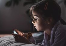 Siman di Concientisacion pa “screen time”: “Pantaya, Muchanan y Balans”: Kico data di Aruba ta mustra y kico famia por haci
