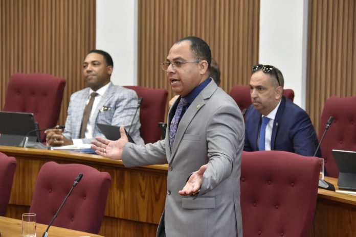 Parlamento di Aruba ta riba un rumbo di ta antidemocratico y dictatorial