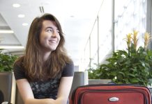 Studiante Arubiano bibando den Exterior por aplica pa vrijstelling di Sustainability Fee (ED Card)