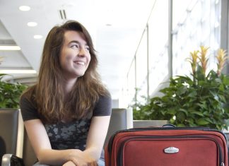 Studiante Arubiano bibando den Exterior por aplica pa vrijstelling di Sustainability Fee (ED Card)