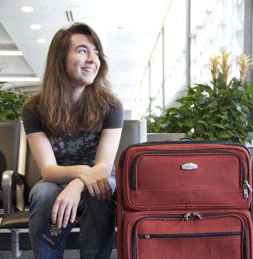 Studiante Arubiano bibando den Exterior por aplica pa vrijstelling di Sustainability Fee (ED Card)