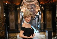 Un figura di wax di Diana cu e famoso ‘revenge dress’ revela na Paris