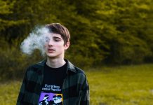 Adiccion severo na nicotina: Adolescentenan Hulandes ta lanta anochi pa vape