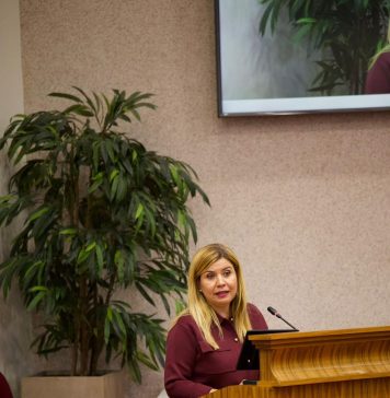 Lider di fraccion AVP, Parlamentario Jennifer Arends-Reyes: E Landsverordening Instelling Ministeries ta fundamental pa un gobierno eficiente y cu responsabilidad