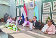 Despues di tres decada: Gobierno y sindicatonan a firma acuerdo pa implementacion di fase 1 di restructuracion salarial di maestro