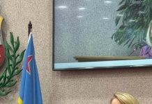 Minister Gerlien Croes ta refuta acusacion, mientras MEP ta keda pidi prueba