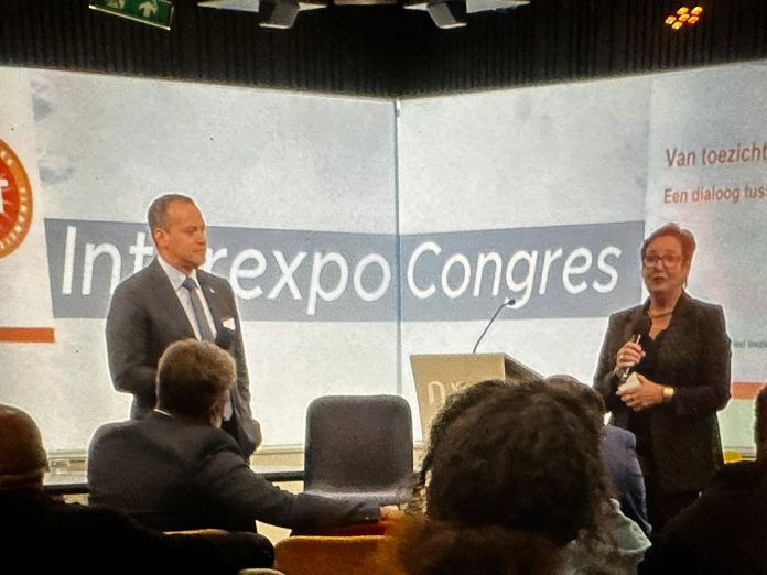 Na Hulanda, Corsou y St. Maarten a cuestiona minister Geoffrey Wever tocante rijkswet