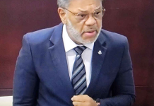 Prome minister di Sint Maarten: “Gobierno ta enfoca riba stabilisa suministro di energia, no transicion pa LNG aworaki”