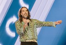 Comediante Britanico Russell Brand ta aparece dilanti hues pa dos acusacion nobo di violacion