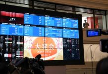 Mercadonan di accion ta sigui cu recordnan, prijs di petroleo ta baha