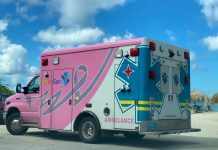 Otro caso di turista cu a fayece riba beach