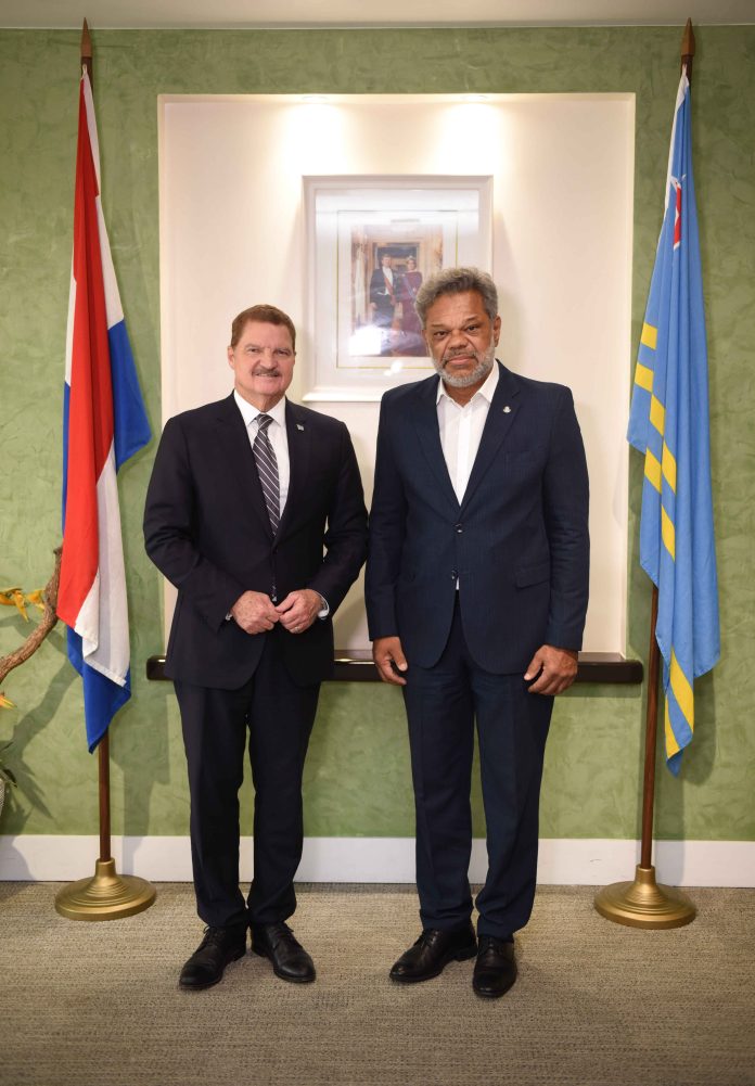 Prome Minister di Sint Maarten ta resalta importancia di cooperacion regional durante su yegada na Aruba (1)_result