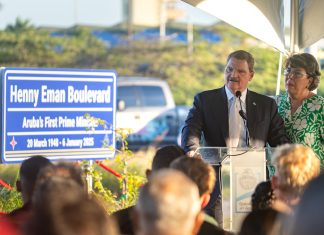 Minister-president Mike Eman kondigt terugtreden aan als partijleider van AVP