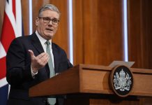 Prome minister di Reino Uni ta bisa cu “mester haci mas” pa proteha mucha di rednan social