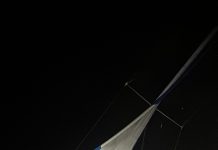 Barco di bela ta bay dal pega riba rif na altura di Barcadera