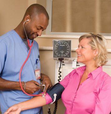 Casi seis di cada dies trahador di cuido na Hulanda ta enfrenta agresion di pashent y famia