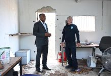 Minister Arthur Dowers a haci un bishita na Centro di Detencion na Dakota