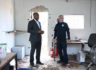 Minister Arthur Dowers a haci un bishita na Centro di Detencion na Dakota