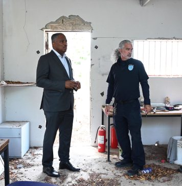 Minister Arthur Dowers a haci un bishita na Centro di Detencion na Dakota