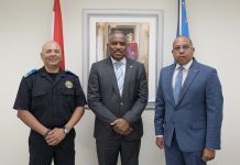 Minister Dowers a ricibi bishita di introduccion di Hoofd Bewaking y Beveiliging na CEA