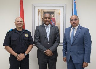 Minister Dowers a ricibi bishita di introduccion di Hoofd Bewaking y Beveiliging na CEA