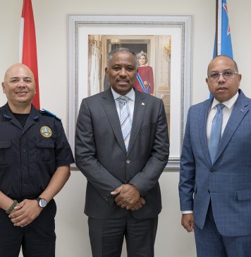 Minister Dowers a ricibi bishita di introduccion di Hoofd Bewaking y Beveiliging na CEA