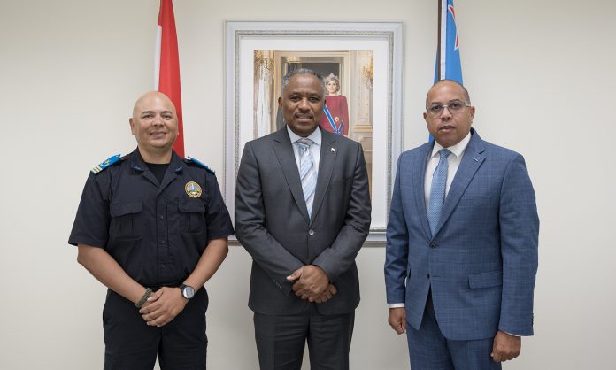 Minister Dowers a ricibi bishita di introduccion di Hoofd Bewaking y Beveiliging na CEA (1)