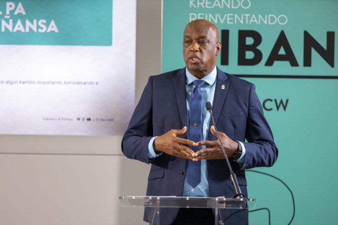 Minister di Educacion ta adverti cu escasez di docente na Corsou a yega nivel critico